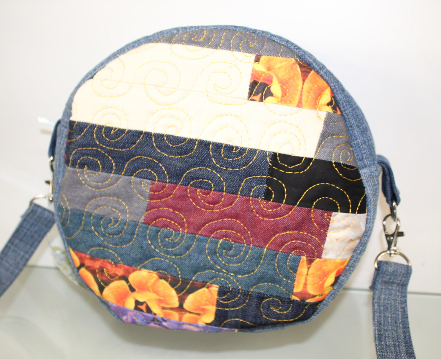 Round shoulder bag