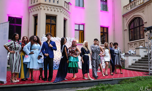 Modenschau auf Schloß Reichenow mit Dieter Hallervorden, Tanja Bülter, Paula Lambert, Carola Ferstl + Lilly &amp; Barbara Engel auf dem Laufsteg