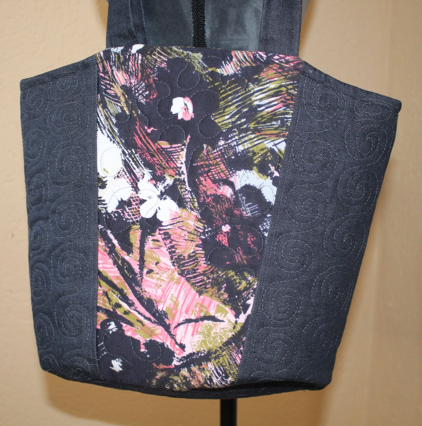 Patchwork handbag with embrodiery design